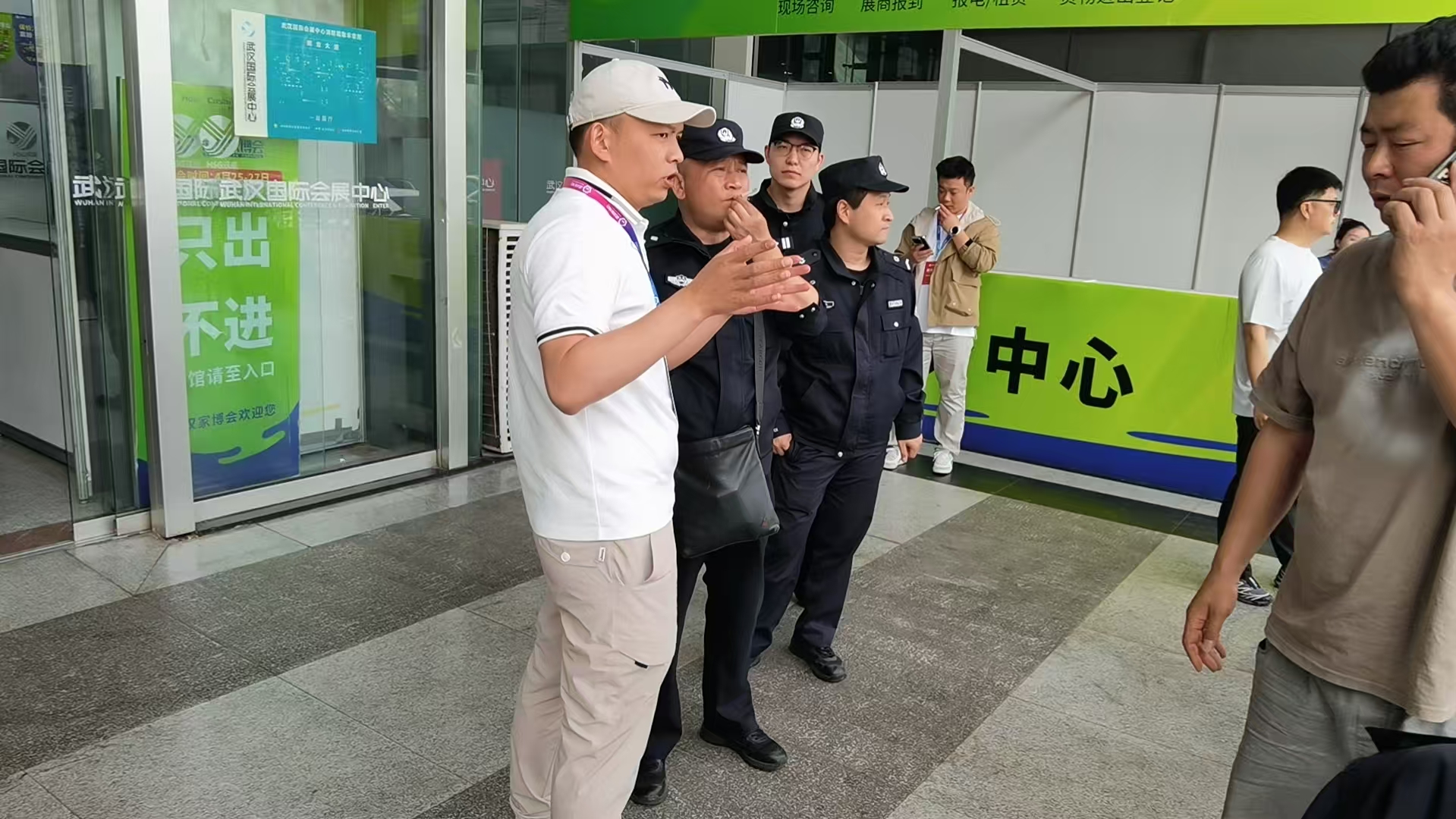 万松所的吴警官一行现场指导安保秩序.jpg